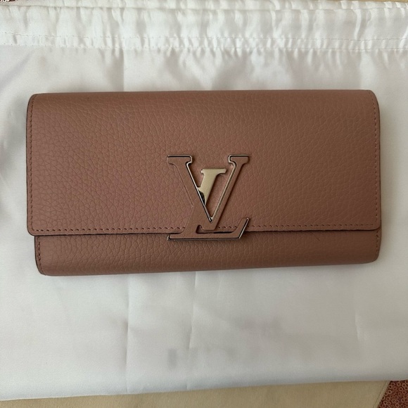Authentic Louis Vuitton Pink
CAPUCINES Long Wallet, Taurillon
Leather 20 Cm - Picture 1 of 10